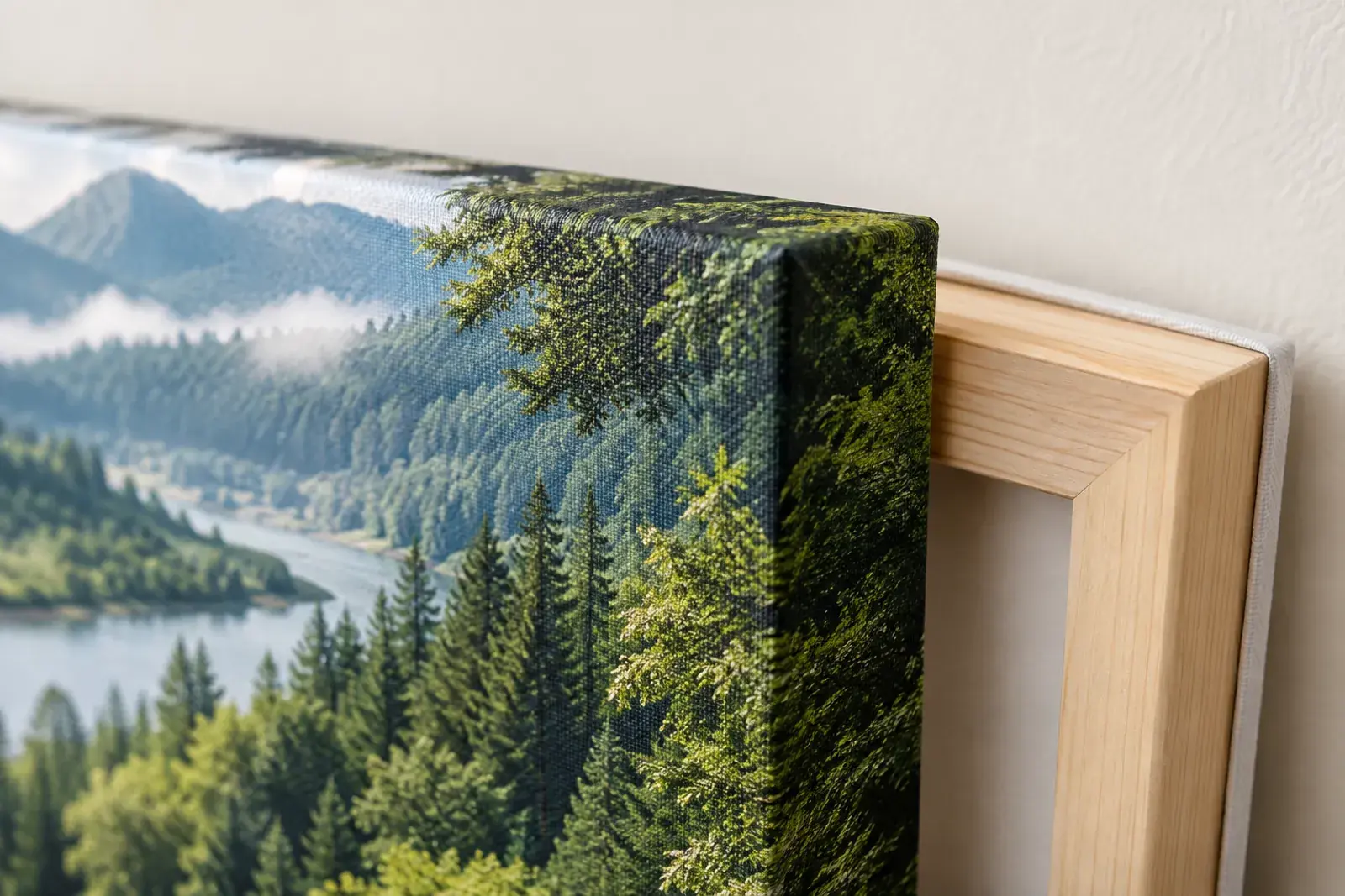 Colțul unui tablou canvas cu margine oglindită, în care imaginea continuă pe laterala șasiului de lemn